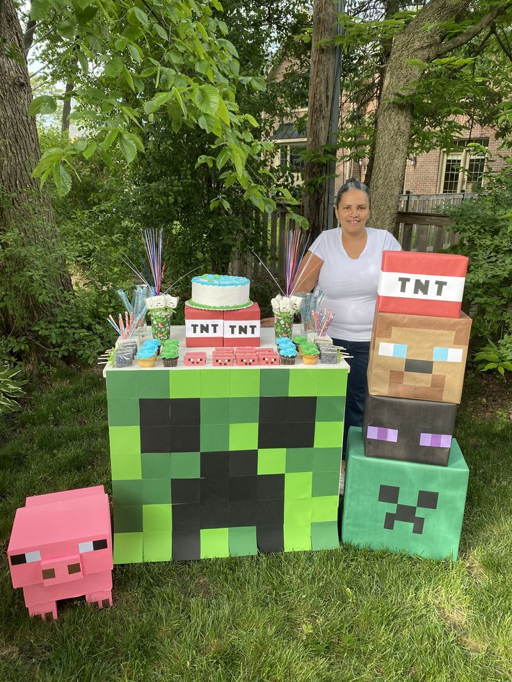 Create Minecraft-Inspired Food Display Decorations
