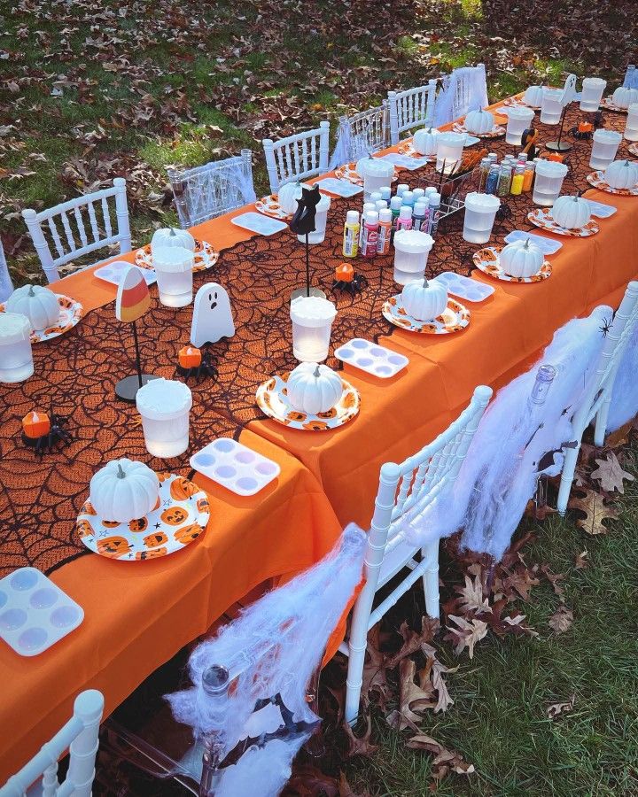 24. Halloween Party Table Settings