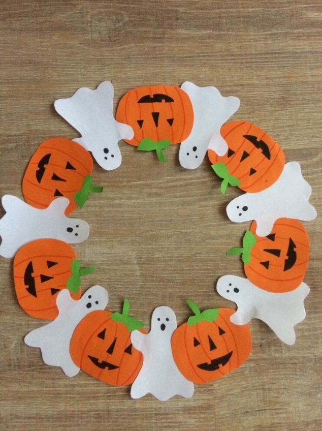 DIY Halloween Paper Wreath