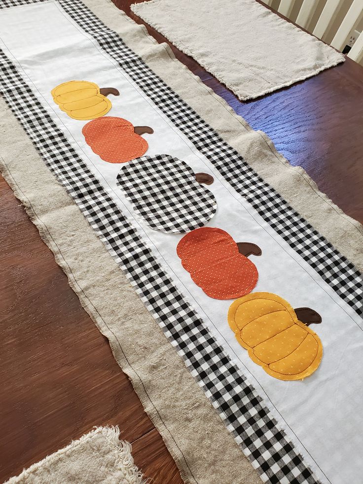 Make a Thanksgiving Table Runner